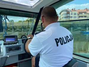 policjanci patrolują na wodzie