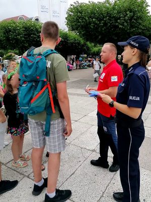 policjanci podczas akcji z ratownikami WOPR