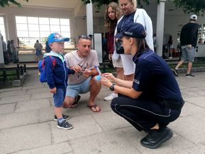 policjanci podczas akcji z ratownikami WOPR