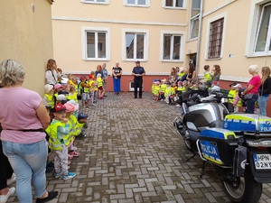 policjanci podczas akcji profilaktycznej