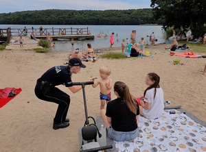 policjanci podczas akcji profilaktycznej