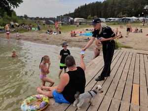 policjanci podczas akcji profilaktycznej