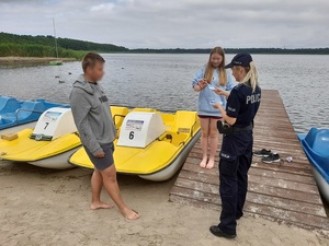 policjanci podczas akcji profilaktycznej