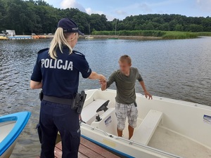 policjanci podczas akcji profilaktycznej