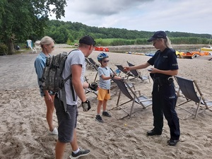 policjanci podczas akcji profilaktycznej