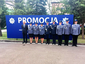 Policjanci garnizonu pomorskiego biorący udział w promocji na pierwszy stopień oficerski.