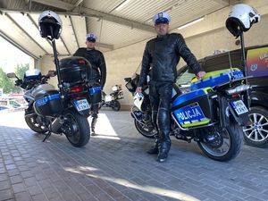 policjanci na motocyklach, którzy prowadzili eskortę rodzącej