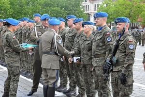 Policjanci i żołnierze podczas uroczystości