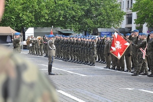 Policjanci i żołnierze podczas uroczystości