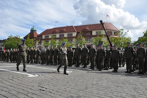 Policjanci i żołnierze podczas uroczystości