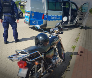 Motocykl oraz policjanci wykonujący czynności