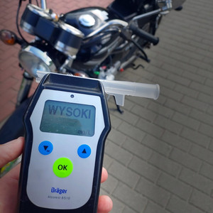 Motocykl oraz policjanci wykonujący czynności