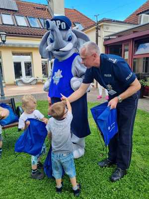 Policjanci podczas spotkania z dziećmi