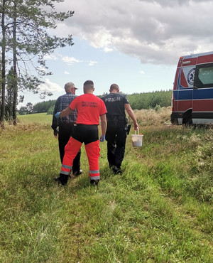 Policjant wraz z ratownikiem medycznym prowadzą 85-latka