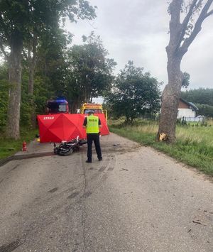 policjanci na miejscu śmiertelnego wypadku motocyklisty