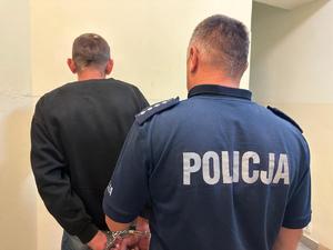 Policjanci z zatrzymanymi