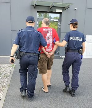 policjanci z zatrzymanym wchodzą do jednostki