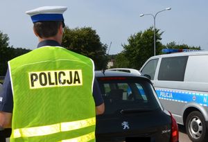 Policjant prowadzi kontrolę drogową