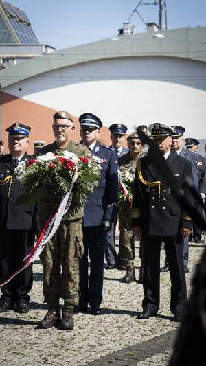 I Zastępca Komendanta Wojewódzkiego Policji w Gdańsku podczas uroczystego apelu z okazji Święta Wojska Polskiego