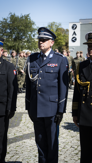 I Zastępca Komendanta Wojewódzkiego Policji w Gdańsku podczas uroczystego apelu z okazji Święta Wojska Polskiego