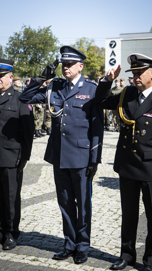 I Zastępca Komendanta Wojewódzkiego Policji w Gdańsku podczas uroczystego apelu z okazji Święta Wojska Polskiego