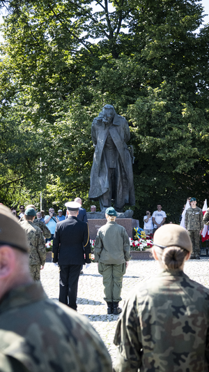 I Zastępca Komendanta Wojewódzkiego Policji w Gdańsku podczas uroczystego apelu z okazji Święta Wojska Polskiego