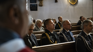 I Zastępca Komendanta Wojewódzkiego Policji w Gdańsku podczas uroczystego apelu z okazji Święta Wojska Polskiego