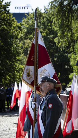 I Zastępca Komendanta Wojewódzkiego Policji w Gdańsku podczas uroczystego apelu z okazji Święta Wojska Polskiego