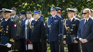 I Zastępca Komendanta Wojewódzkiego Policji w Gdańsku podczas uroczystego apelu z okazji Święta Wojska Polskiego