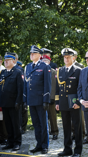 I Zastępca Komendanta Wojewódzkiego Policji w Gdańsku podczas uroczystego apelu z okazji Święta Wojska Polskiego