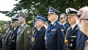 I Zastępca Komendanta Wojewódzkiego Policji w Gdańsku podczas uroczystego apelu z okazji Święta Wojska Polskiego