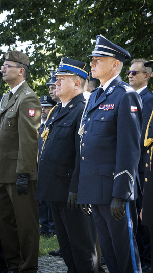 I Zastępca Komendanta Wojewódzkiego Policji w Gdańsku podczas uroczystego apelu z okazji Święta Wojska Polskiego