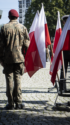 I Zastępca Komendanta Wojewódzkiego Policji w Gdańsku podczas uroczystego apelu z okazji Święta Wojska Polskiego