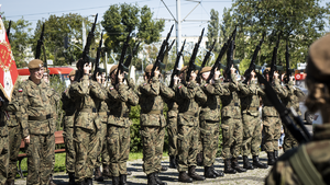 I Zastępca Komendanta Wojewódzkiego Policji w Gdańsku podczas uroczystego apelu z okazji Święta Wojska Polskiego