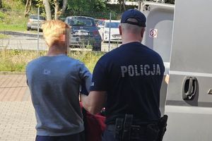 Policjanci prowadzący zatrzymanych