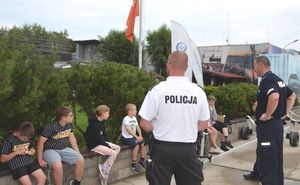 Policjanci z dziećmi