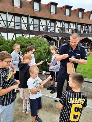 Policjanci z dziećmi