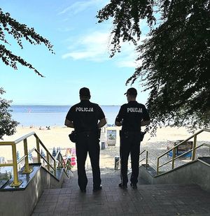 policjanci podczas akcji na plaży