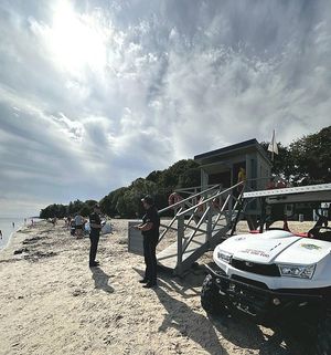 policjanci podczas akcji na plaży