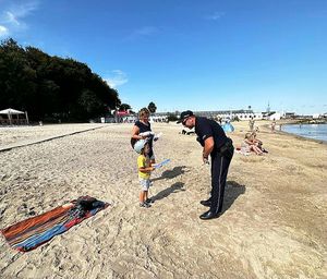 policjanci podczas akcji na plaży