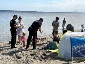 policjanci podczas akcji na plaży