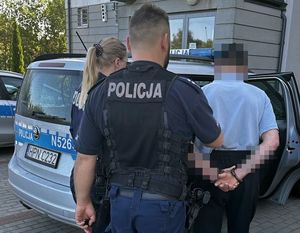 policjanci z zatrzymanym