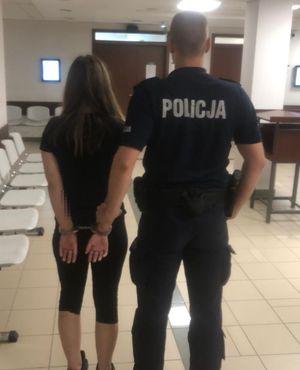 Policjanci z osobami zatrzymanymi