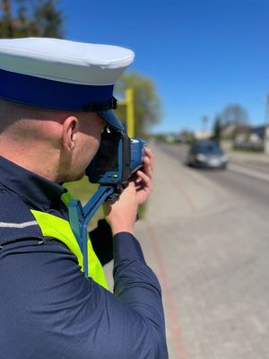 Policjant z miernikiem prędkości