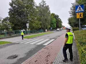 policjanci kontrolują tereny przyległe do placówek oświatowych