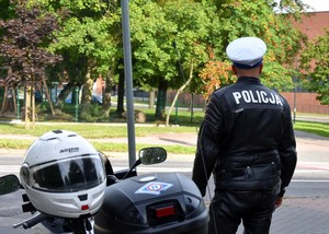 policjant podczas kontroli