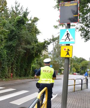 policjanci podczas akcji bezpieczna droga do szkoły