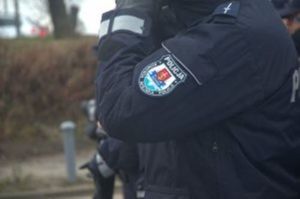 widoczne ramię policjanta i naszywka kmp gdynia