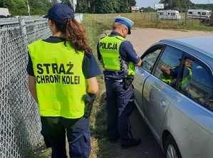 policjanci wspolnie z sok podczas akcji