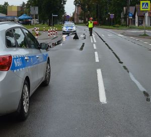 policjanci podczas pracy przy zdarzeniu drogowym